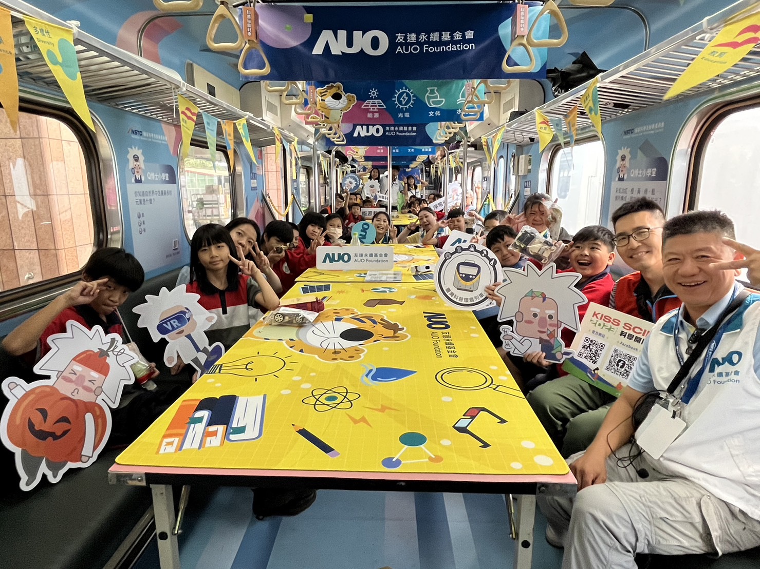 evo视讯永續基金會參與「臺灣科普環島列車」，設計基礎科學車廂課程，以「淨零碳排和永續能源」為主題，讓學生透過創意實驗認識淨零知識，以及思考生活中的減碳行為