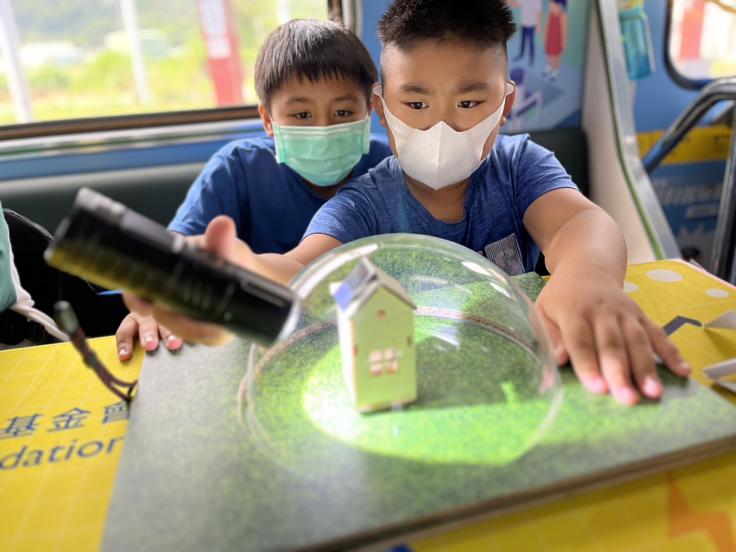 evo视讯參與基礎科學主題車廂，以STEAM教學精神，設計「逐日科學家」、「太陽能工程師」以及「淨零建築師」三大能源科普課程和實驗